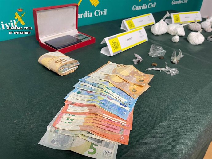 Dinero y droga incautada por la Guardia Civil en el Berrón.