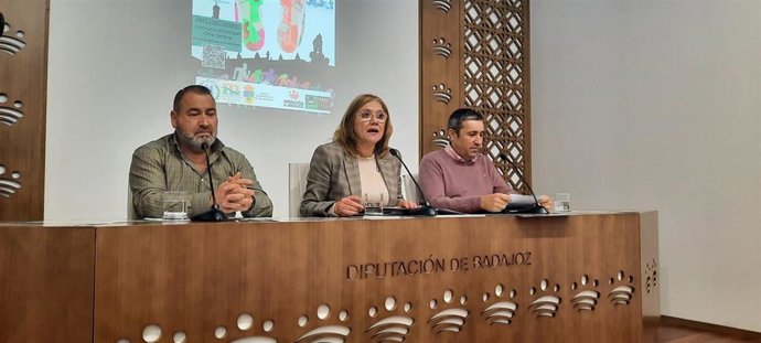 Autoridades en la presentación de la 9 San Silvestre Solidaria 'Memorial Daniel Pijuán Muñoz' de Talarrubias.