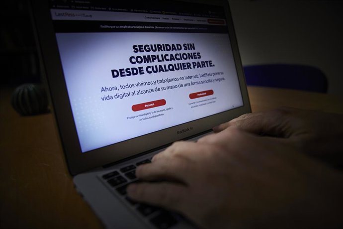 Archivo - Una persona navega en Internet con un ordenador, en Madrid (España), a 9 de febrero de 2021. Este martes 9 de febrero se celebra el Día de la Internet Segura, que en esta edición está inevitablemente marcado por la pandemia y el confinamiento,