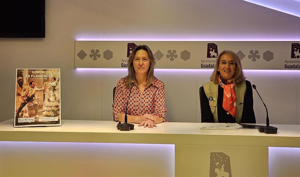 Archivo - La presidenta de Manos Unidas en Guadalajara, Elena Garvia, y la alcaldesa de la ciudad, Ana Guarinos
