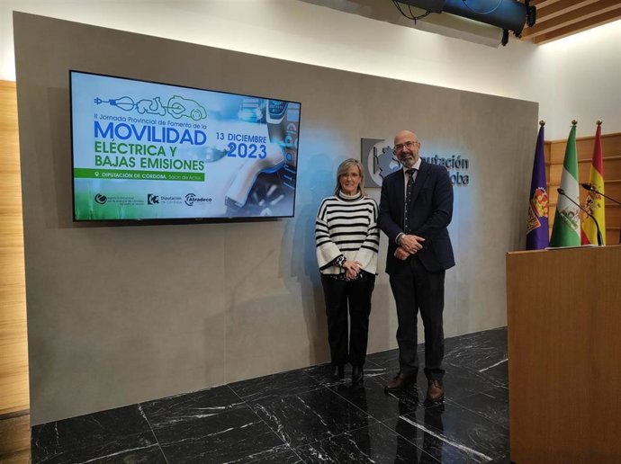 La presidenta de la Agencia Provincial de la Energía, Tatiana Pozo, y el gerente de Atradeco, José Manuel Rodríguez.