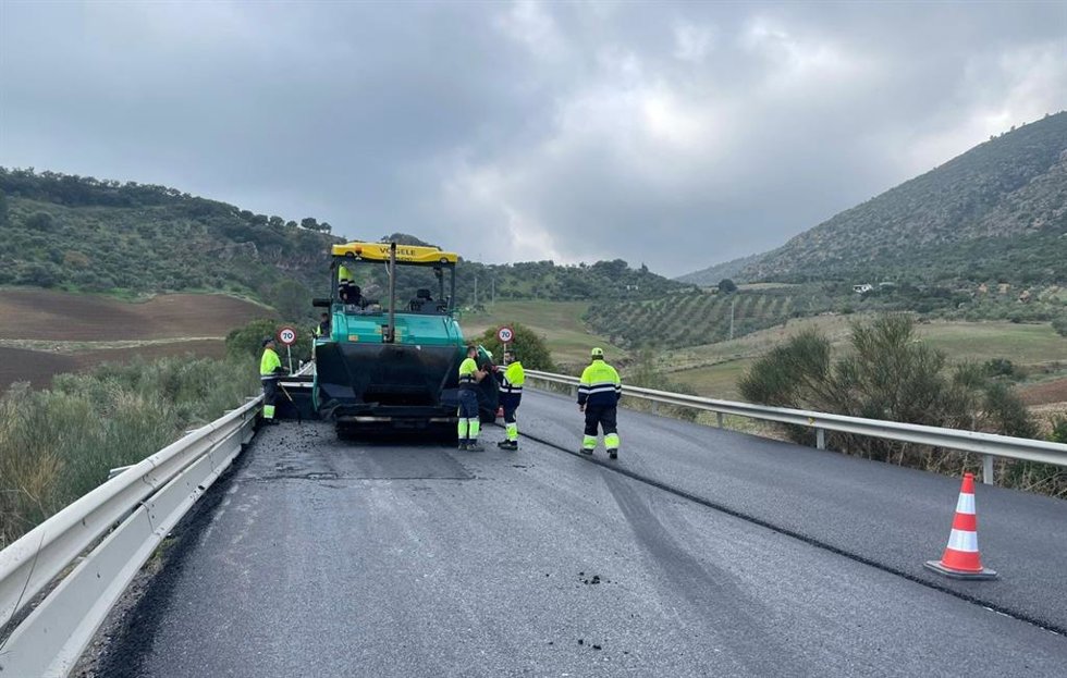 Obras en la A-384 a la altura del kilómetro 49 en la Sierra de Cádiz.