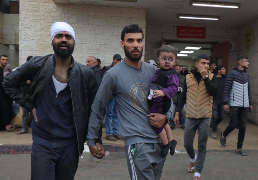 Un grupo de palestinos a las puertas de un hospital en Gaza tras los bombardeos israelíes.