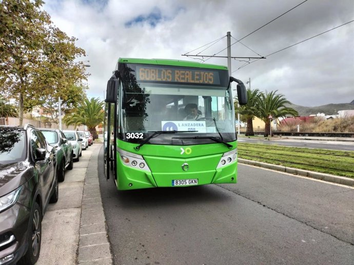 Guagua lanzadera universitaria de Titsa en el Campus de Guajara