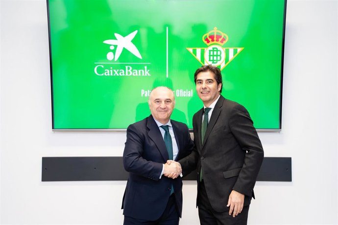 El director territorial de CaixaBank en Andalucía, Juan Ignacio Zafra, y el presidente del Real Betis, Ángel Haro, tras la firma de un nuevo acuerdo de colaboración.