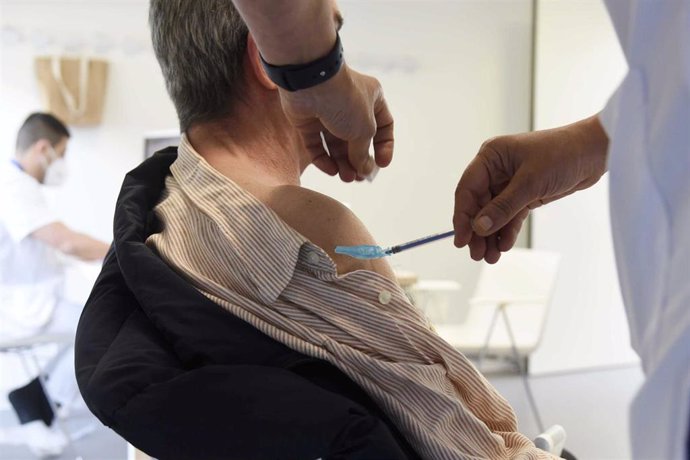 Archivo - Sanitarios vacunan a personas mayores de 80 años con la dosis de Moderna y policías, bomberos y profesores con la vacuna de AstraZeneca en el hospital Álvaro Cunqueiro de Vigo, en Vigo, Pontevedra, Galicia (España), a 1 de abril de 2021. El Se