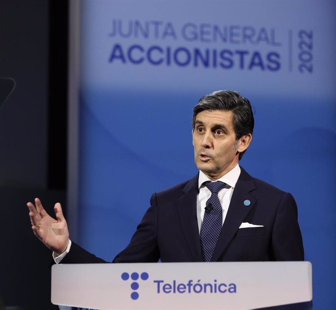Archivo - El presidente de Telefónica, José María Álvarez-Pallete, interviene en una Junta General de Accionistas de Telefónica S.A., en el Edificio Central del Distrito Telefónica, a 8 de abril de 2022, en Madrid (España). 