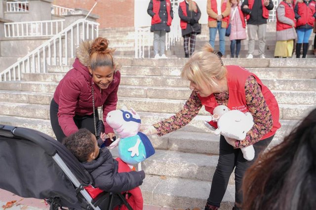 La Fundación Madrina entrega un juguete a un niño.