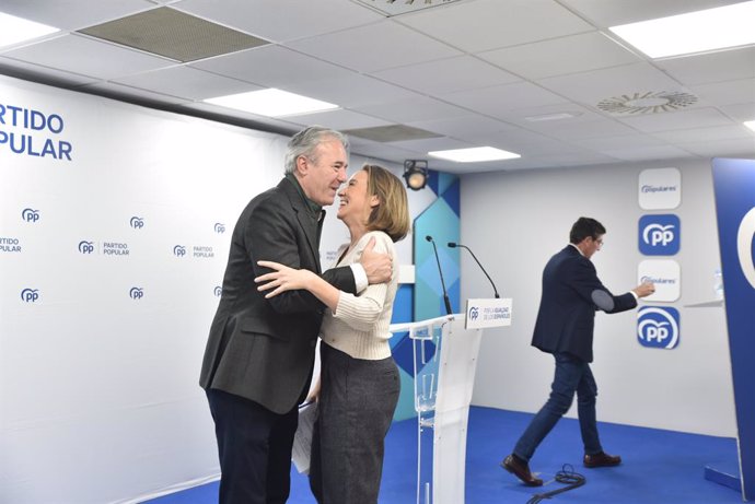 La secretaria general del PP, Cuca Gamarra, y el presidente del Gobierno de Aragón, Jorge Azcón, se saludan durante una rueda de prensa tras la reunión del Comité de Dirección del Partido Popular de Aragón, en la sede del PP-Aragón, a 7 de diciembre de 