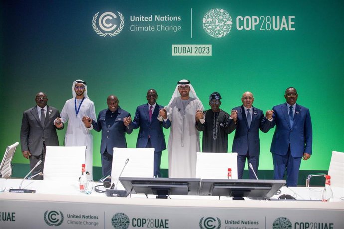 Panelistas en el escenario tras la sesión de 'Industralización Verde para África en la COP28 el 2 de diciembre de 2023, en Dubái (Emiratos Árabes Unidos). 