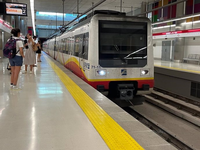 Archivo - Pasajeros esperando para subir al metro en la estación de la UIB.