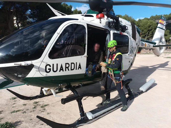 El Grupo de Rescate e Intervención en Montaña de la Guardia Civil rescata a un hombre
