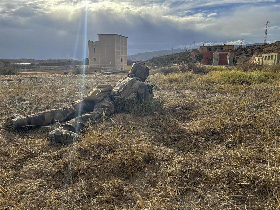 Un soldado participa en el ejercicio 'Iberian Legion 23' en la base 'Álvarez de Sotomayor', en Viator (Almería)