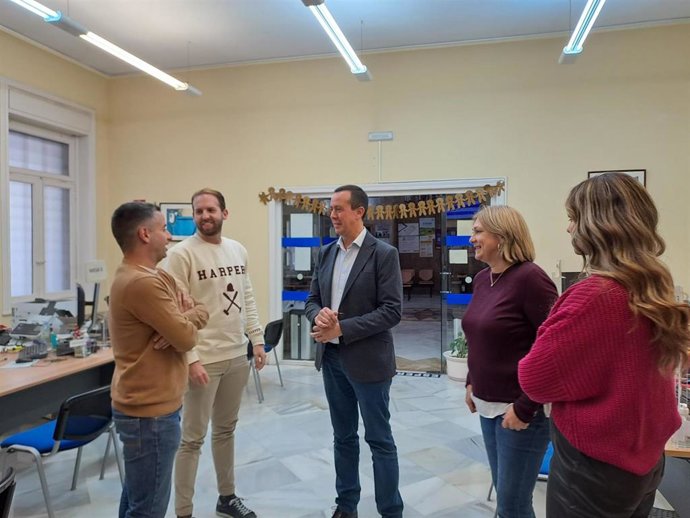 El subdelego del Gobierno, José María Martín, dialoga con funcionarios