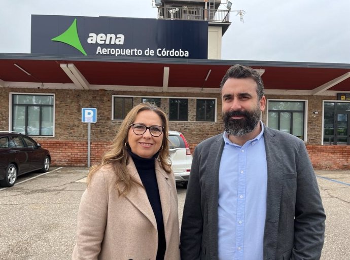 El vicesecretario general del PSOE de Córdoba, Alberto Mayoral, y la senadora por el PSOE de Córdoba, María Ángeles Luna, en el aeropuerto de Córdoba.