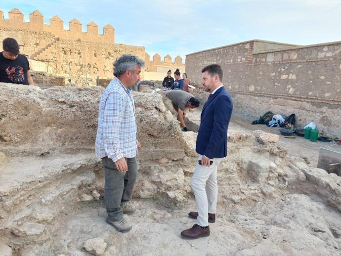 Excavación entre las casas andalusíes y el muro principal de Palacio en la Alcazaba de Almería