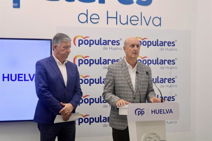 Archivo - Los senadores por el PP de Huelva Carmelo Romero (izquierda) y Juan Manuel González.