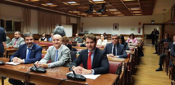 El senador Fernando Priego (dcha.) en la comisión de Entidades Locales del Senado de España.