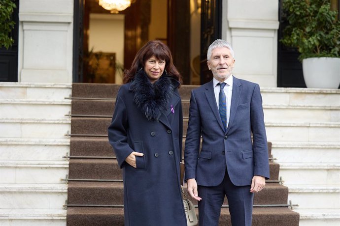 El ministro del Interior, Fernando Grande-Marlaska, y la ministra de Igualdad, Ana Redondo, posan a su llegada a una reunión en el Ministerio del Interior, a 7 de diciembre de 2023, en Madrid (España). Durante el encuentro, han analizado el aumento de a