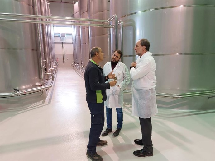 Ruiz (d), en la visita a la cooperativa Picualia.