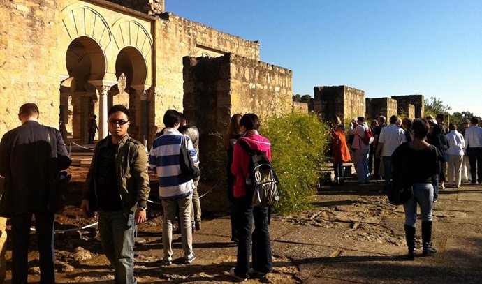 Archivo - Turistas en Medina Azahara.