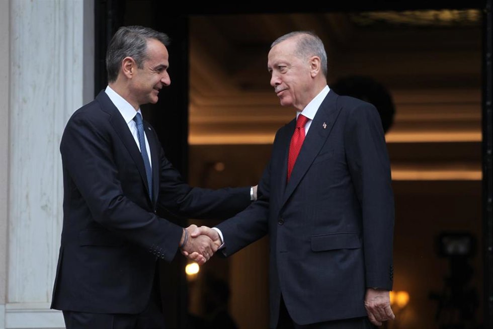 El primer ministro de Grecia, Kyriakos Mitsotakis, junto al presidente de Turquía, Recep Tayyip Erdogan