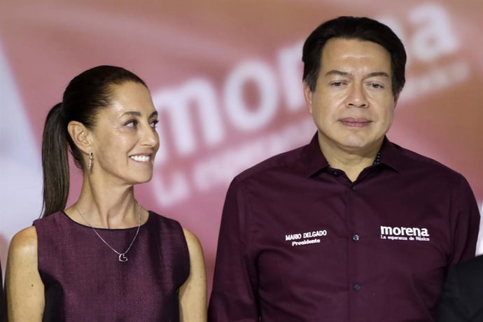 Archivo - The president of the National Regeneration Movement Party, Mario Delgado, announcing Claudia Sheinbaum Pardo as the candidate for the presidency for 2024 for the National Regeneration Movement Party, Green Party, and Labor Party 
