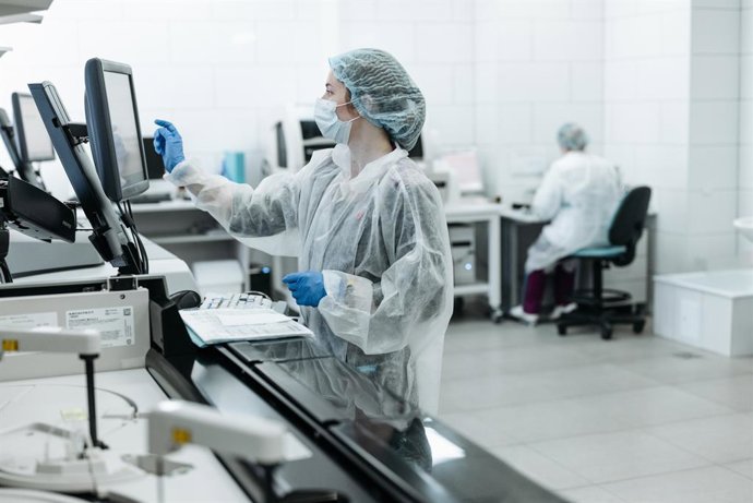 Archivo - Imagen de una inspección de laboratorio.