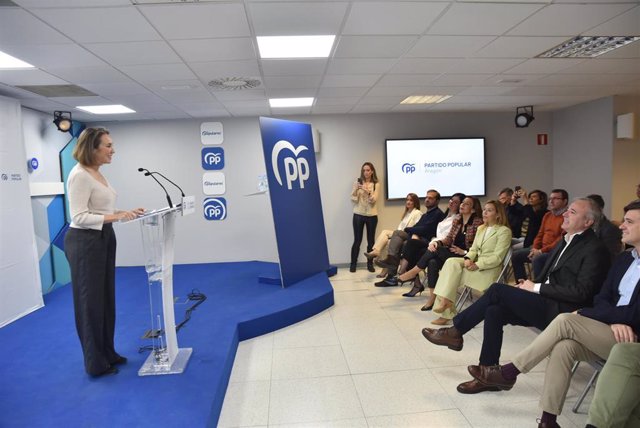 La secretaria general del PP, Cuca Gamarra, ofrece una rueda de prensa tras la reunión del Comité de Dirección del Partido Popular de Aragón, en la sede del PP-Aragón, a 7 de diciembre de 2023, en Zaragoza, Aragón (Madrid).