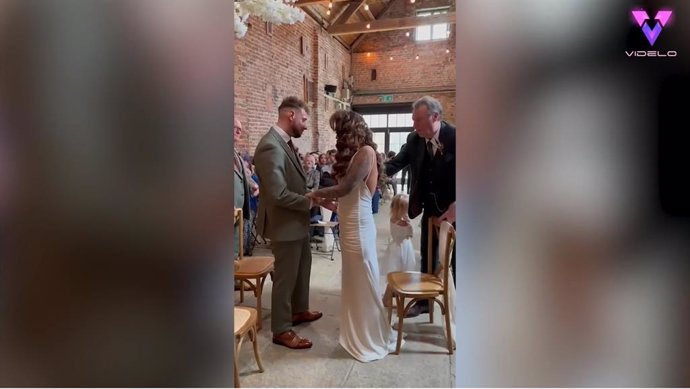 Este es el increíble momento en que la decidida Carrie Redhead se levantó de su silla de ruedas y caminó hacia el altar el día de su boda