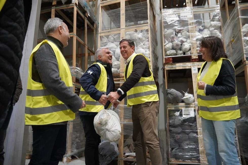 El candidato del PSdeG-PSOE a la Xunta, José Ramón Gómez Besteiro, visita las instalaciones que la Organización de Palangreiros da Guarda (Orpagu) tienen en Tui (Pontevedra).