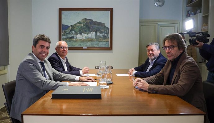 El 'president' de la Generalitat, Carlos Mazón, se reúne con el alcalde de Dénia (Alicante), Vicent Grimalt, y el vicealcalde, Rafa Carrió.