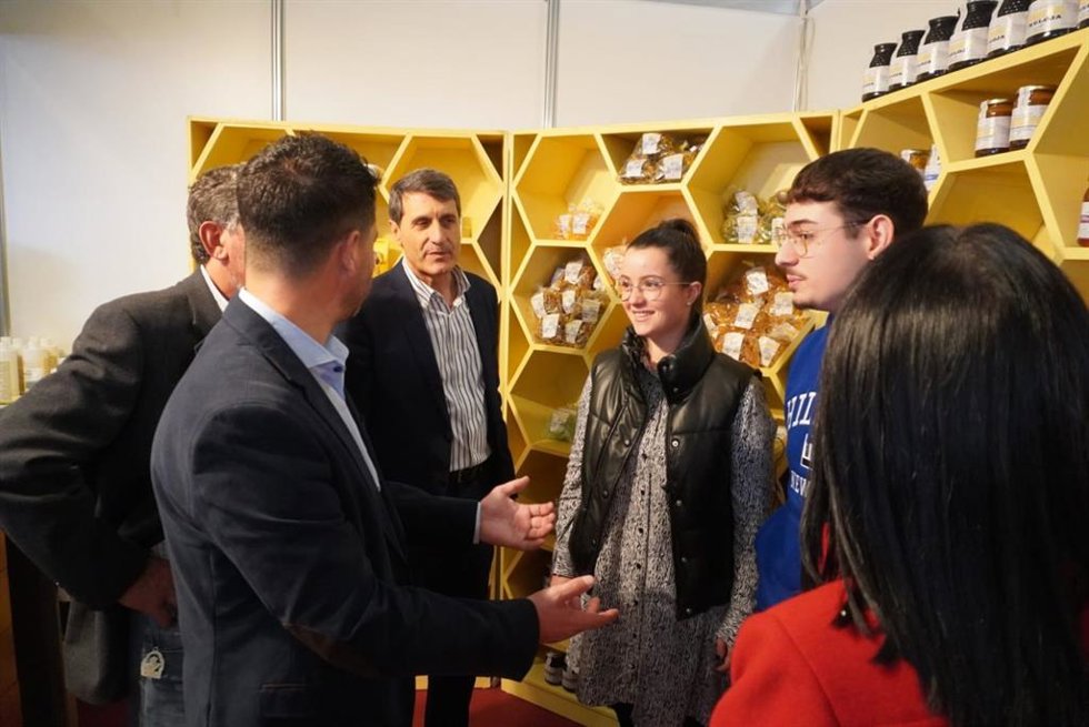 El delegado del Gobierno de España en Andalucía, Pedro Fernández, ha visitado Ugíjar (Granada)