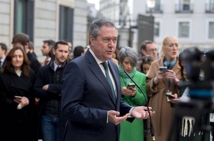 El secretario general de PSOE de Andalucía, Juan Espadas, atiende a medios a su llegada al acto de homenaje a la Constitución, en el Congreso de los Diputados, a 6 de diciembre de 2023. (Foto de archivo).