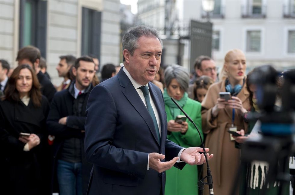 El secretario general de PSOE de Andalucía, Juan Espadas, atiende a medios a su llegada al acto de homenaje a la Constitución, en el Congreso de los Diputados, a 6 de diciembre de 2023. (Foto de archivo).