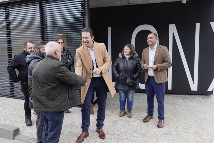 El conselleiro do Mar, Alfonso Villares, visita la lonja de Campelo, en Poio (Pontevedra).