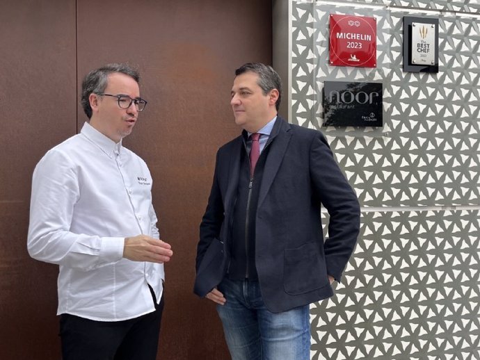 El alcalde de Córdoba, José María Bellido, y el chef Paco Morales.