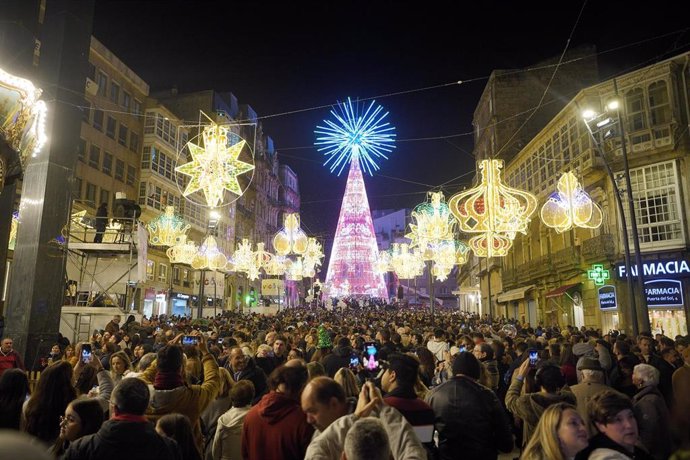 Centenares de personas asisten al encendido de las luces de Navidad 2023 de Vigo. 