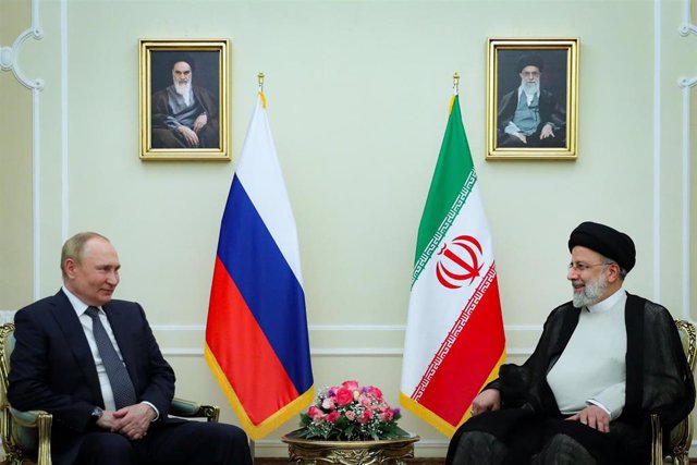 Archivo - Vladimir Putin y Ebrahim Raisi, en una visita oficial del presidente ruso a Teherán (archivo).