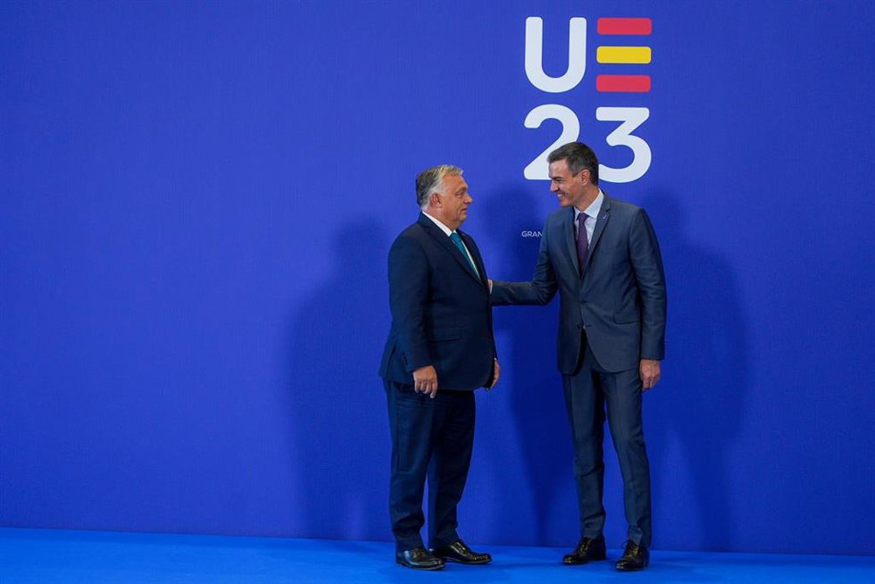 Archivo - El presidente del Gobierno en funciones, Pedro Sánchez, que actúa como anfitrión, saluda al primer ministro húngaro,Viktor Orban, en la reunión informal de Jefes de Estados  a 06 de octubre del 2023 en Granada.