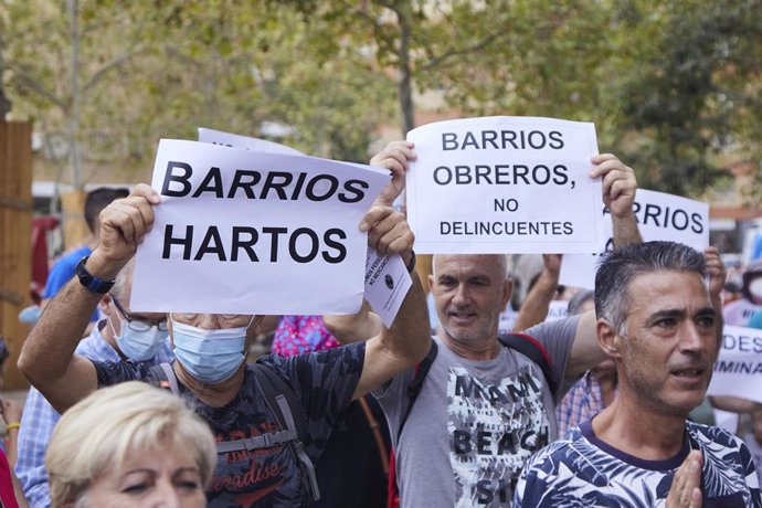 Archivo - Numerosos vecinos durante la protesta del colectivo Barrios Hartos protesta frente a la sede de Endesa