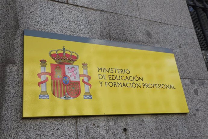 Archivo - Cartel del edificio del Ministerio de Educación y Formación Profesional.