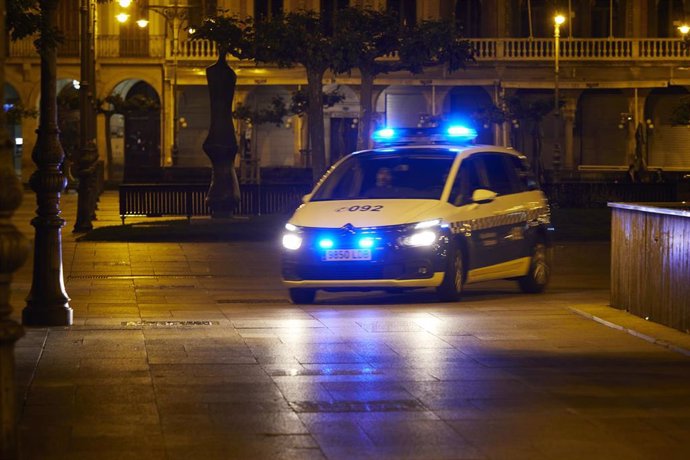 Archivo - Un patrulla de la Policia Municipal de Pamplona en la Plaza del Castillo alrededor de la media noche.