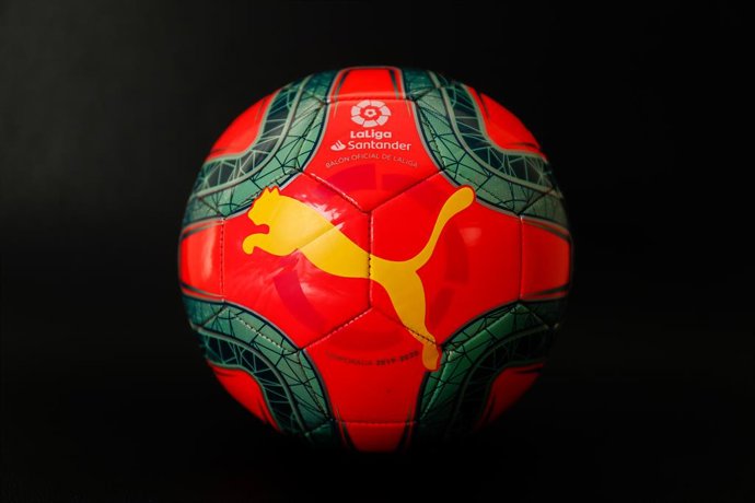 Archivo - Una pelota oficial de invierno de la Liga