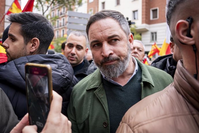 El líder de VOX, Santiago Abascal, durante una concentración frente a las sede del PSOE de la calle Ferraz, a 6 de diciembre de 2023, en Madrid (España). La fundación para la defensa de la Nación Española (DENAES)  ha convocado manifestaciones en las se