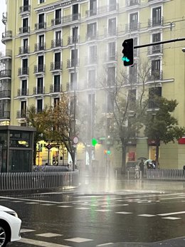Una columna de agua ha vuelto a brotar en vertical en forma de géiser en el madrileño barrio de Goya