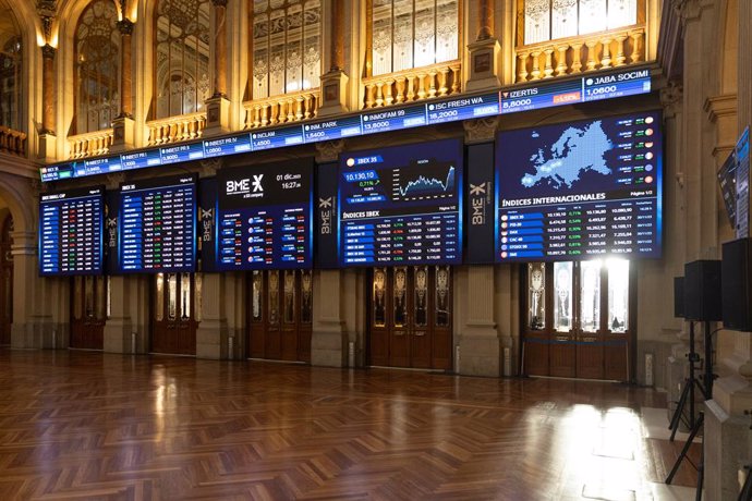 Vista de las pantallas informativas, en la Bolsa de Madrid, a 1 de diciembre de 2023, en Madrid (España). 