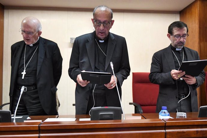 Archivo - (I-D) El cardenal arzobispo emérito de Madrid, Carlos Osoro; el presidente de la Conferencia Episcopal Española, Juan José Omella, y el nuevo arzobispo de Madrid, José Cobo, durante una Asamblea Plenaria Extraordinaria.