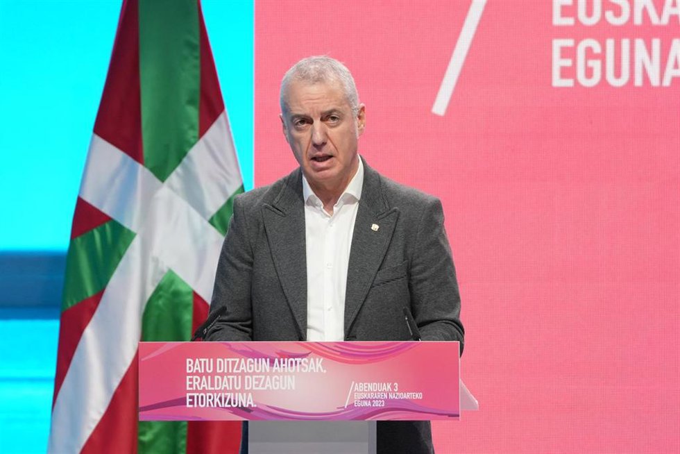 El Lehendakari, Iñigo Urkullu, interviene durante el acto organizado para conmemorar el Día Internacional del Euskera, en Tabakalera, a 3 de diciembre de 2023, en San Sebastián/Donostia