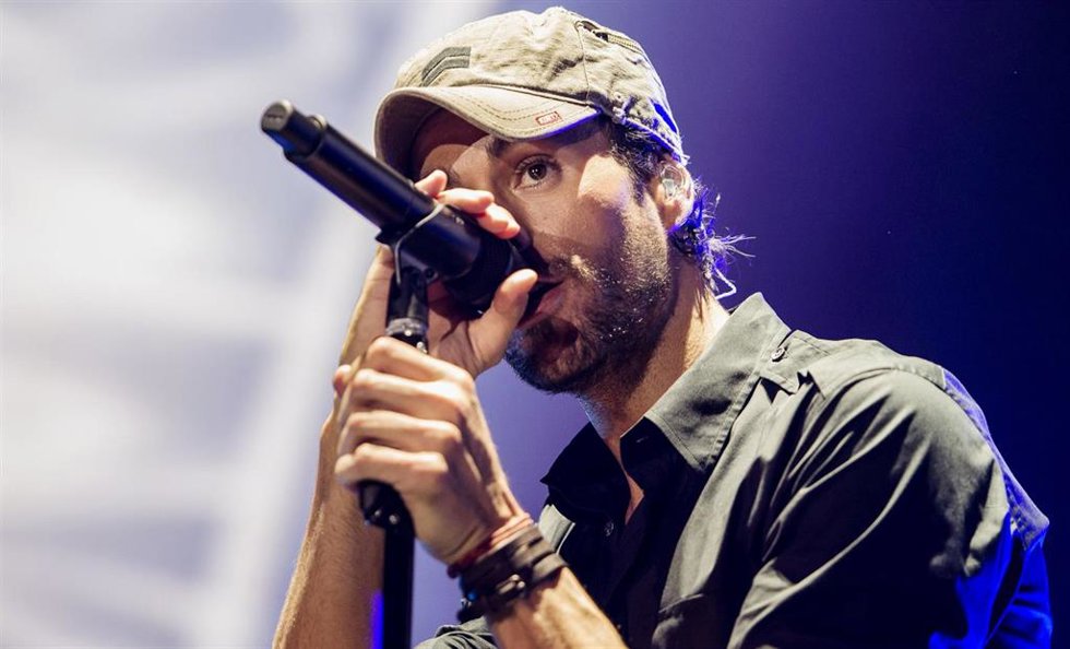 Archivo - Enrique Iglesias durante un concierto en una imagen de archivo.